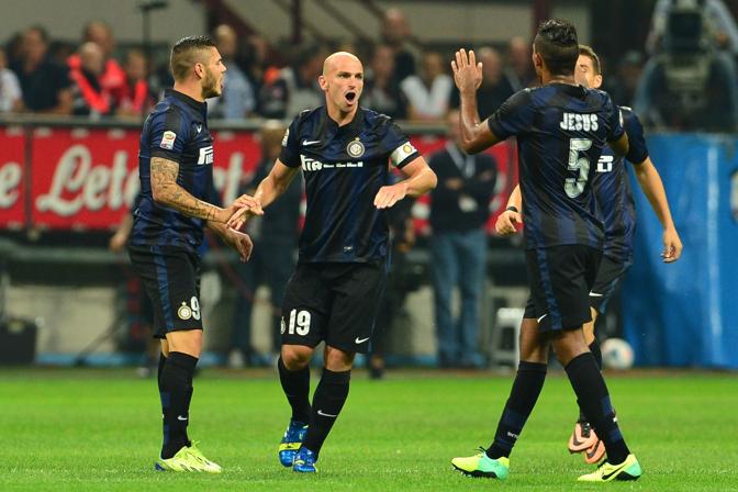 Ma l'Inter ha un Cambiasso in pi. Suo un gran gol per l'1-1. Afp